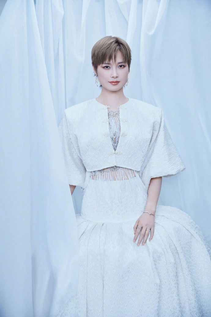 李宇春国乐无双  李宇春亮相《国乐无双》舞台 身着 HELENA 裙装 搭配 M