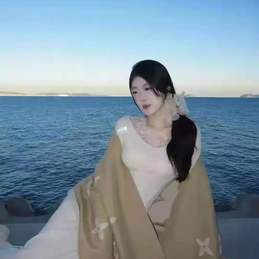 海风轻拂，梦回大唐，古风美人与碧海蓝天相映成画。海风美人照 舟上古风照 碧海质感