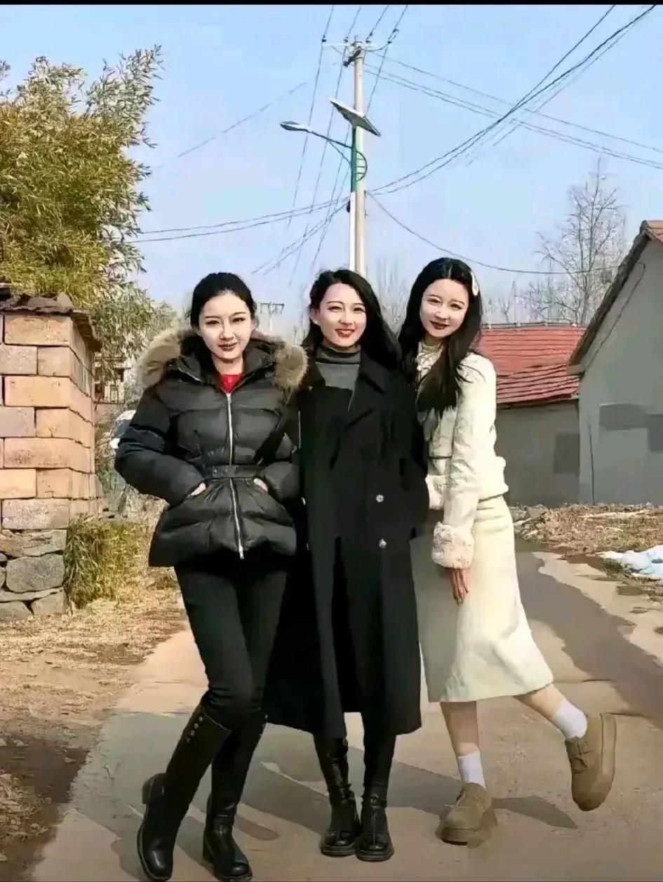 图中的三位美女，
论长相和颜值不输明星，
年龄正处于二三十岁。
左边是儿科医生，
