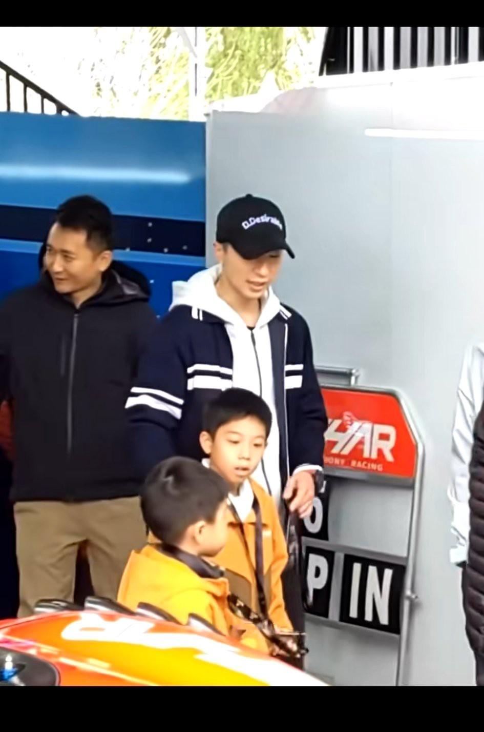 龙队两个儿子好可爱，长的也帅，大儿子像马龙，小儿子像他老婆，将来也都会成为帅才！