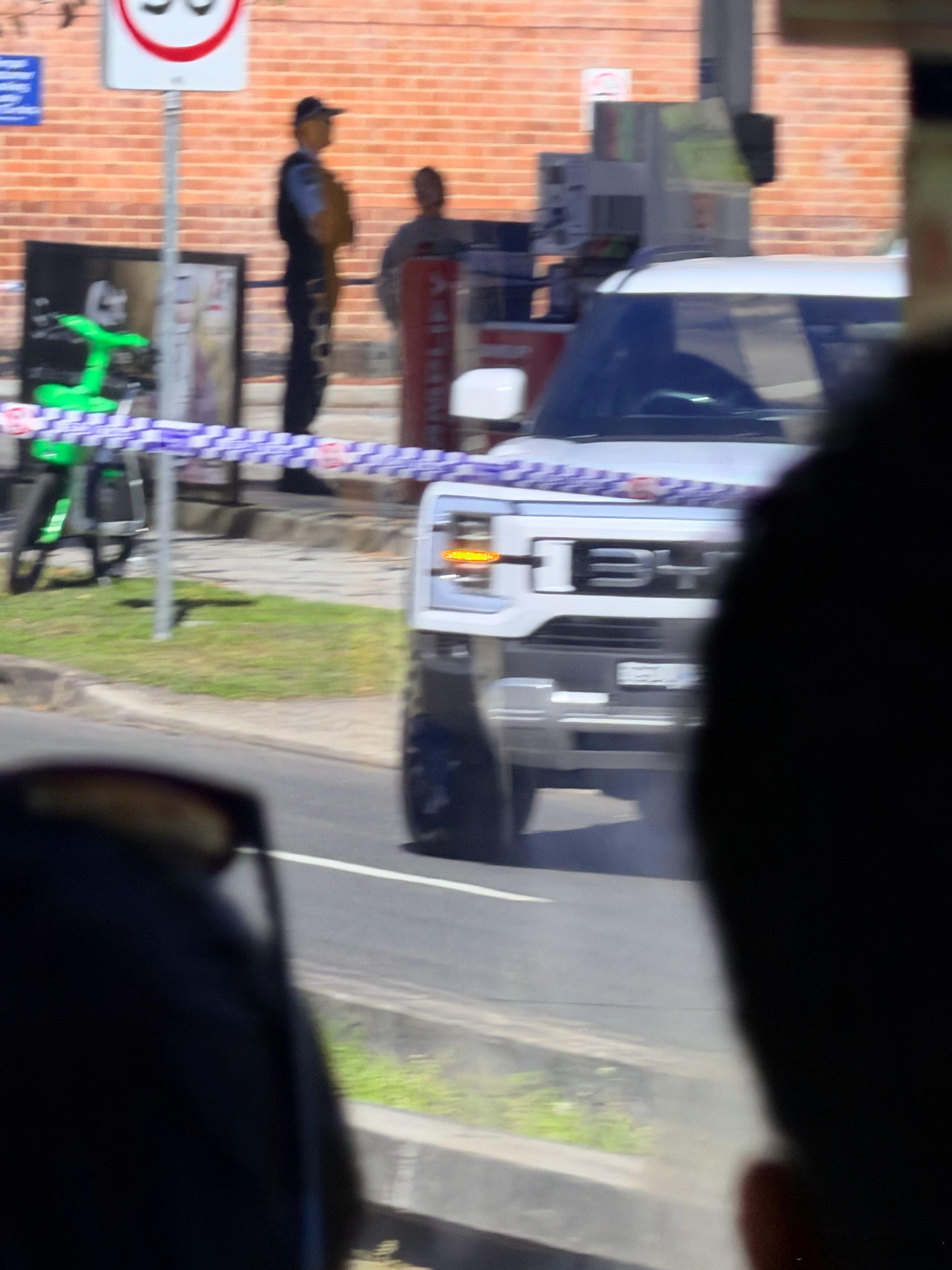 这是在加油站崴脚了？警察把左车道和加油站都封了 