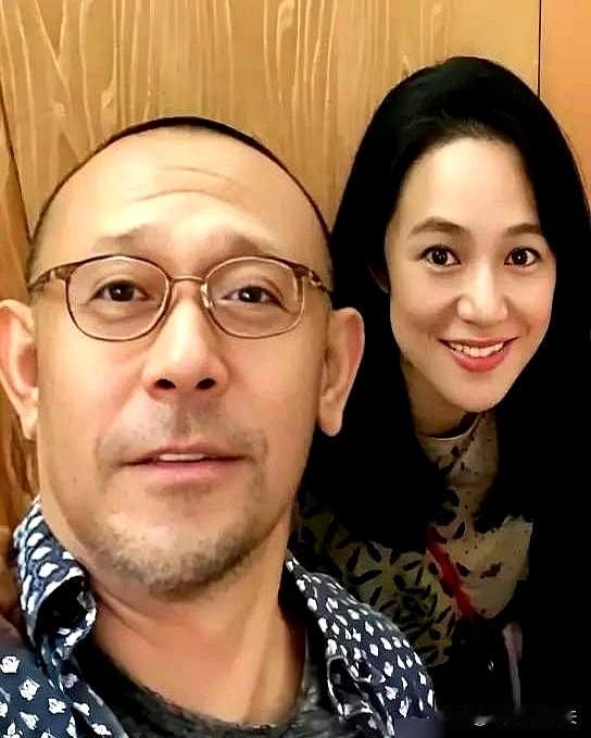 当一年要飞第三次巴黎时，大导演姜文把行程安排得像钟摆，落地就去见女儿。
离婚后，