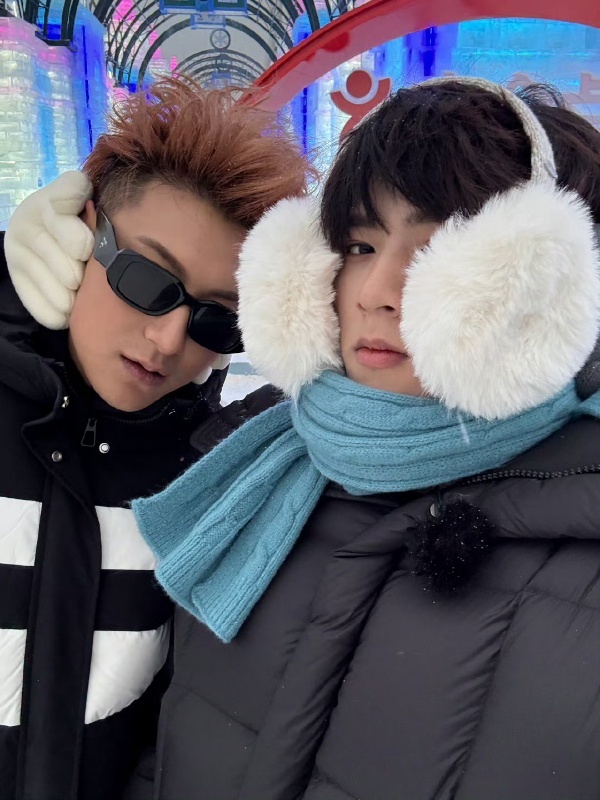 刘耀文向黄子韬撒娇黄子韬让刘耀文别乱说话谁看了不觉得可爱，刘耀文撒娇追问不停，黄