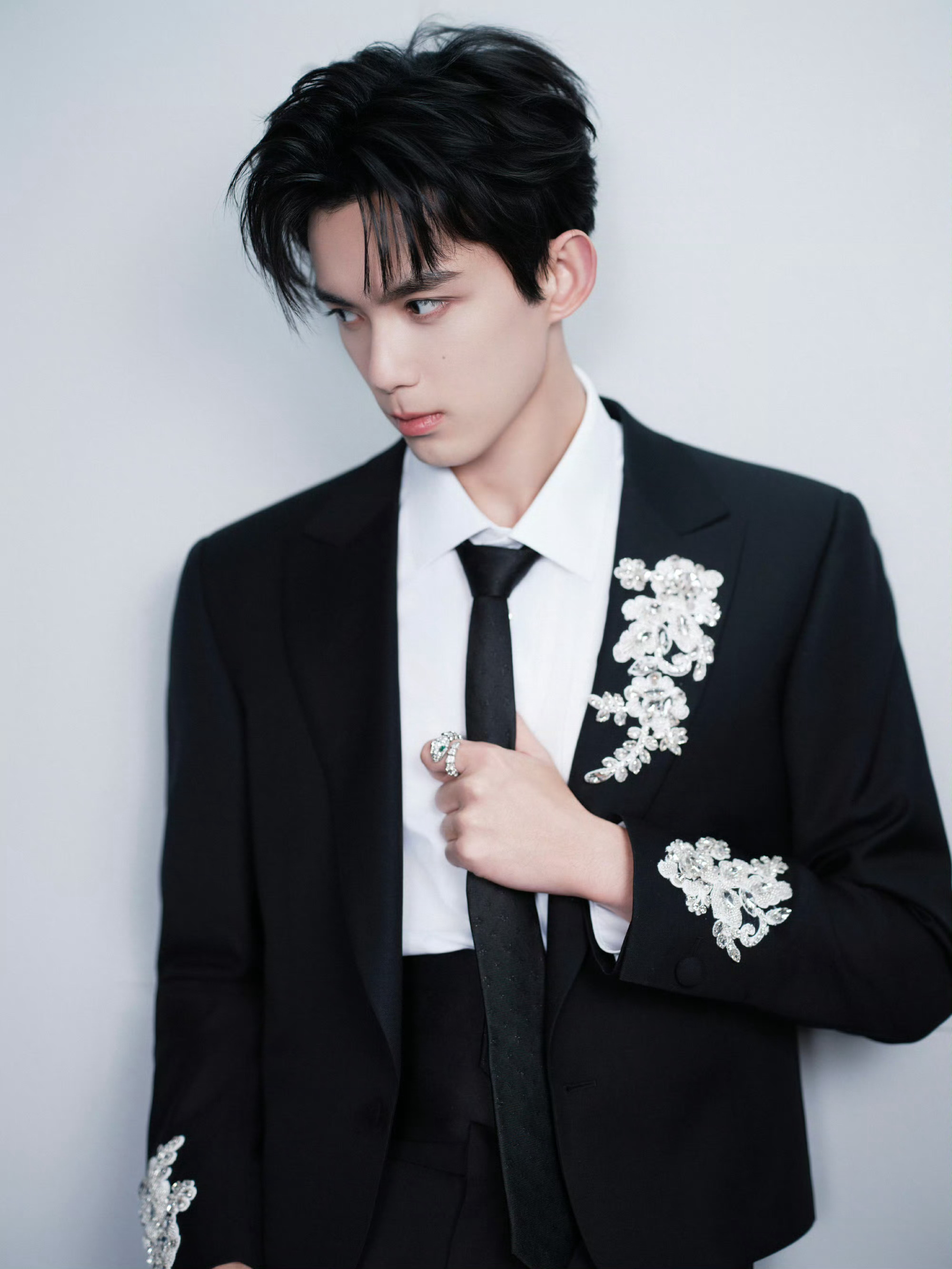 吴磊 今日 中国网络视听盛典 造型，修身剪裁的短款西服，精美的珠花刺绣装饰，Bv