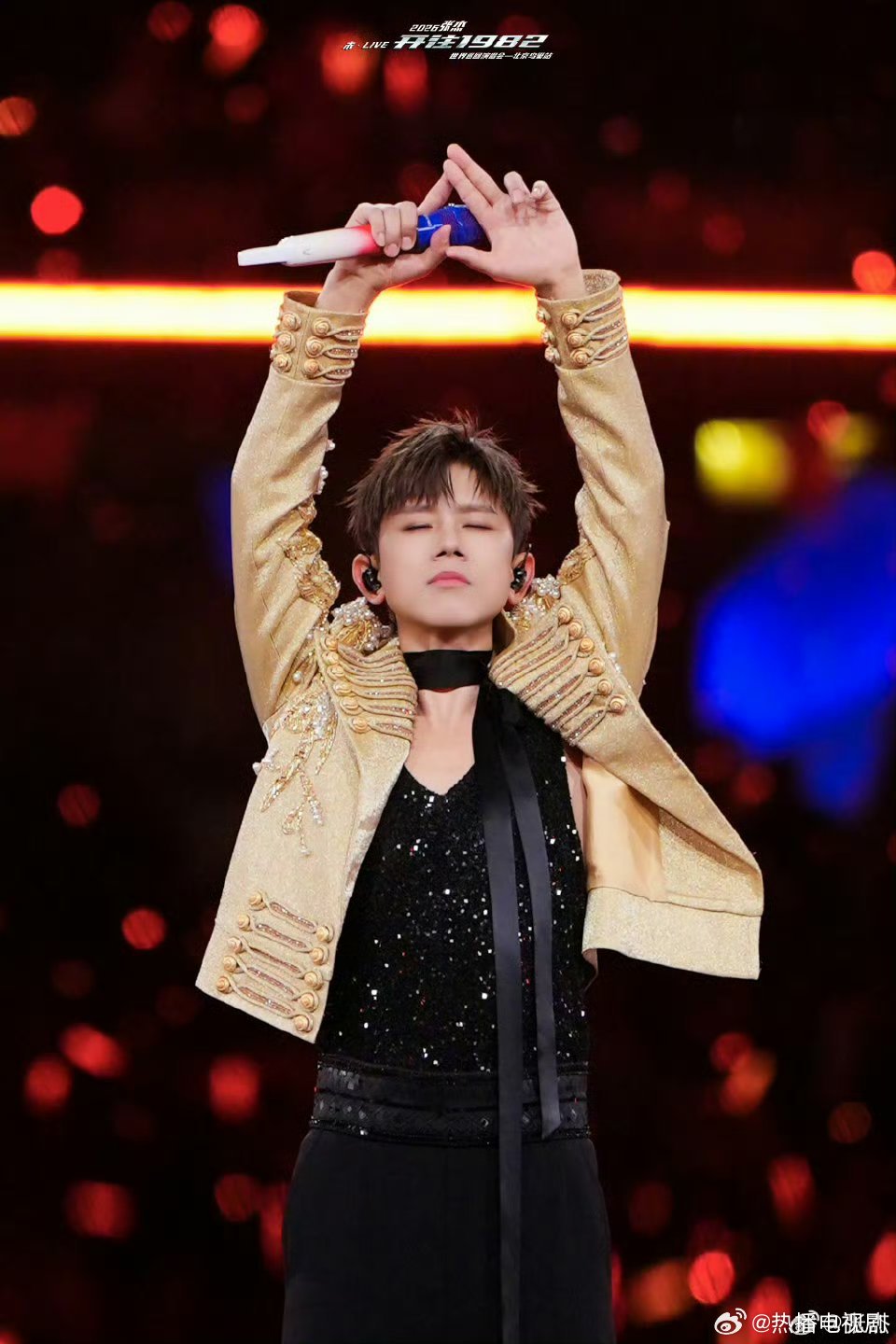 张杰回到家立马躺下 以最放松的姿态唱最动人的歌，杰哥用幽默把演唱会变成温馨小窝。