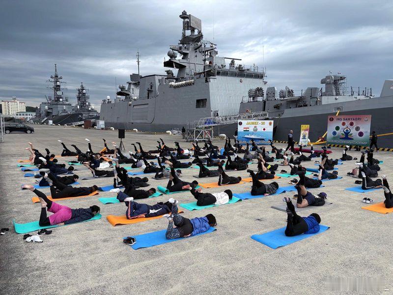 访日的印度海军F-49“Sahyadri”号护卫舰，在横须贺码头组织日方人员与他