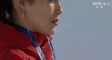谷爱凌唱着国歌有力回击那些质疑声……望着五星红旗冉冉升起，伴着义勇军进行曲的奏乐