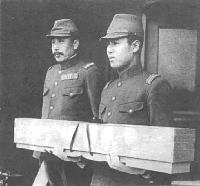 1937年，日本皇族朝香宫鸠彦王（左）在南京大屠杀后，向一名日军少佐颁赠御赐军刀