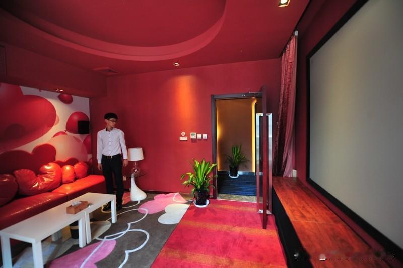 媒体：私人影院不是违法交易的温床 私人影院本是提供个性化观影体验的好地方，可如今