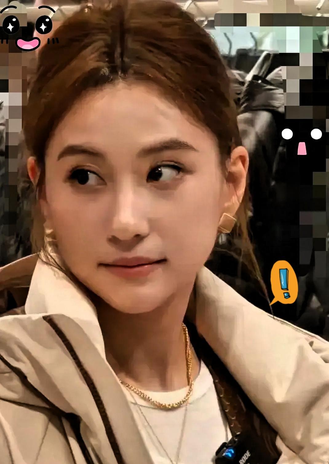 何超莲现在怕是比吃了苍蝇还难受！向太一句“男方花光积蓄办婚礼”的爆料，再加上默默