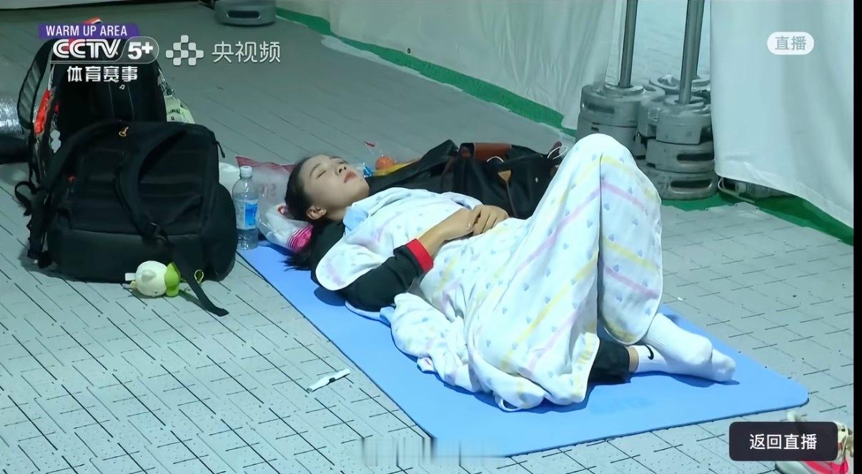认真睡觉是一门技术活。小孩姐陈妤颉赛前一小时美美地睡了一觉，起来就拿了亚运会百米