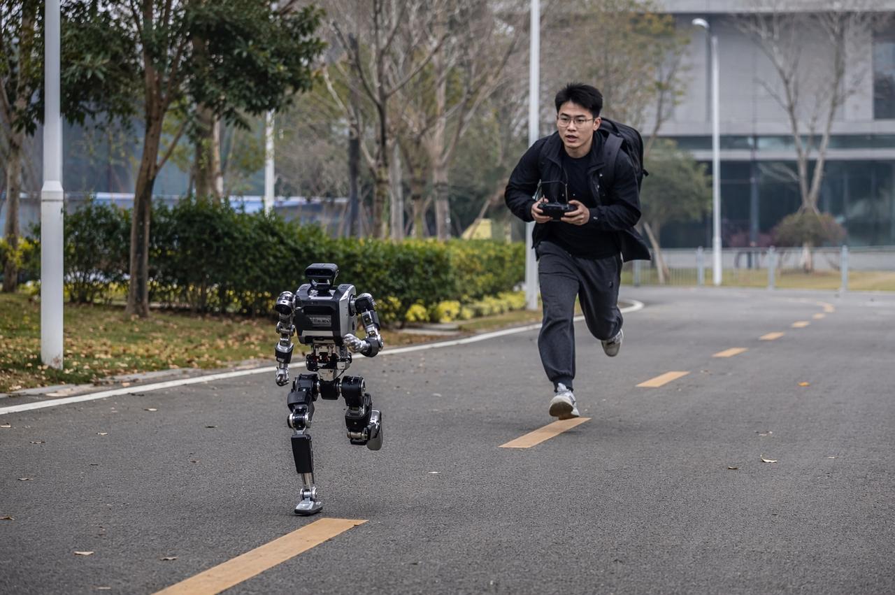 这次机器人马拉松最有意思的，
不是机器人会不会跑。
而是机器人一失控，
后面先冲