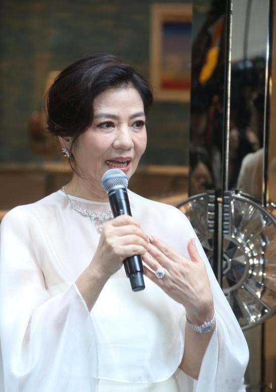 钟楚红没有复出的打算66岁的钟楚红 据港媒，66岁昨日在香港出席活动，身穿白色连