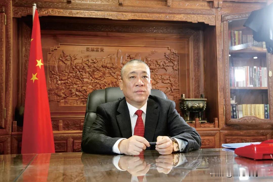崔培军说，粮食是命根，必须确保，每一年的小麦颗粒归仓。这是矿山公司的死规定，家里