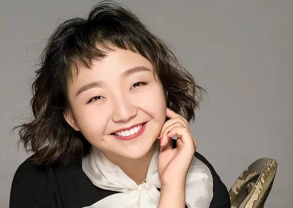 长的丑事业却很成功的十二位女星
第一位:任素汐(36岁)不好看但演技还可以
第二