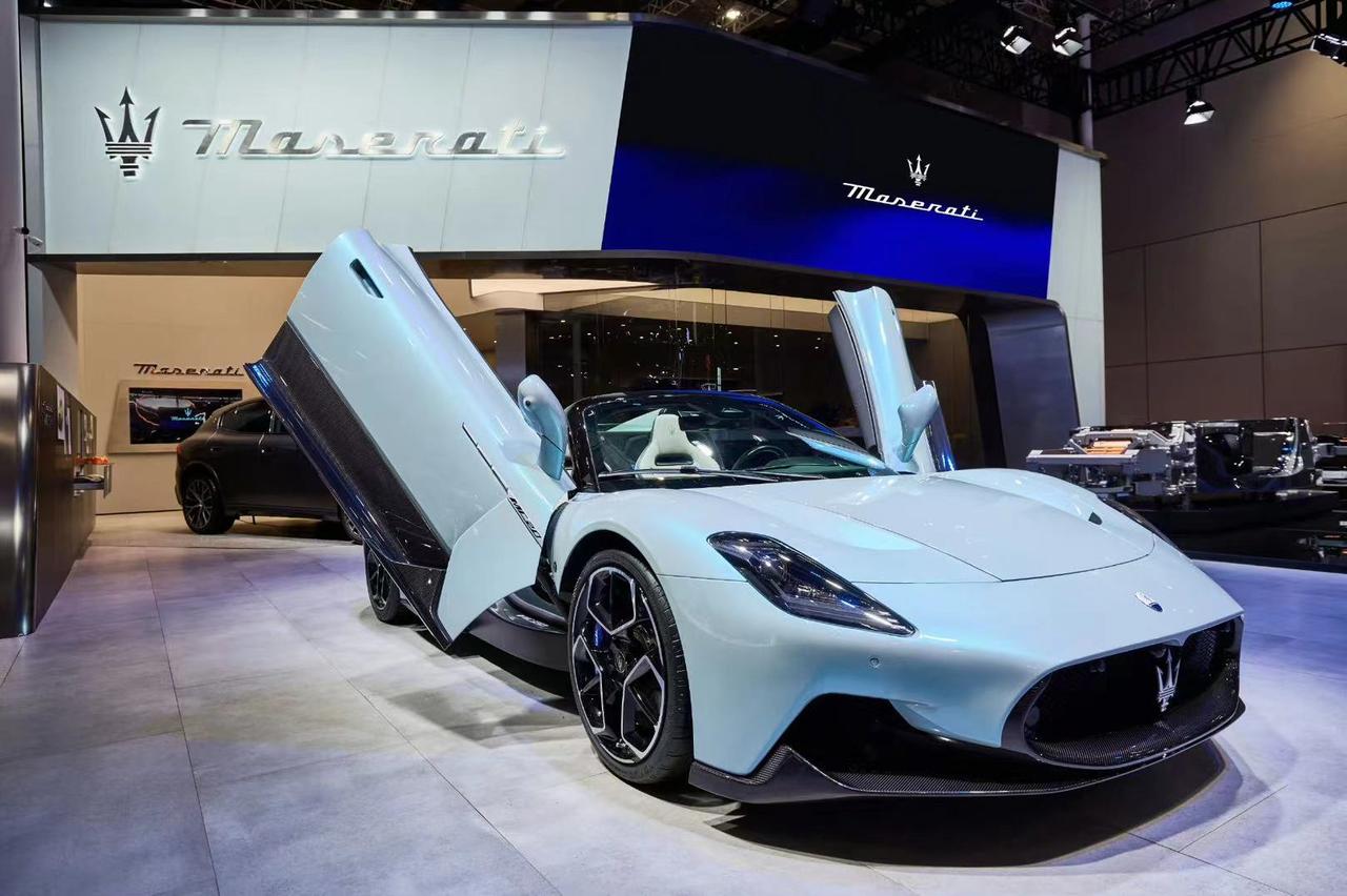 玛莎拉蒂品牌复兴的步伐，比人们想象的更快更猛一些。
在混动版和燃油版问世一年之后