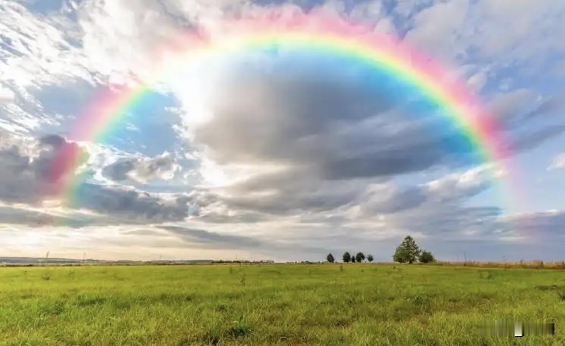 【七绝•昨日偷闲见彩虹】
昨日偷闲见彩虹，今朝遇雨坐堂中。
人间尽若风和雨，几许