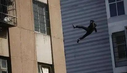 贵州安顺，36岁男子半夜在一民宿嫖娼过程中，正巧碰到民警前来此处调查噪音扰民情况