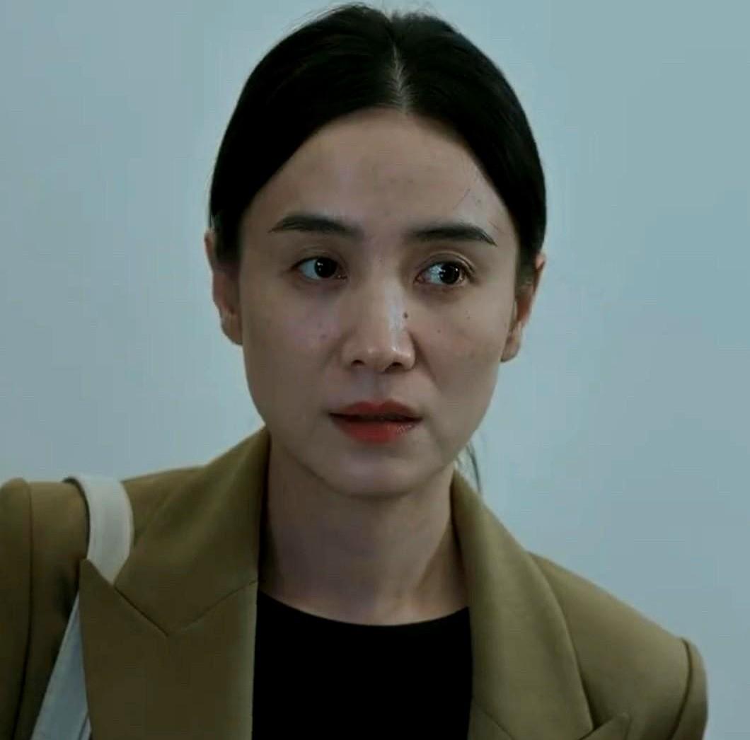 宋佳二封金鸡影后那天，热搜词条里“公平”两个字，比奖杯更刺眼。不少观众拿她和咏梅