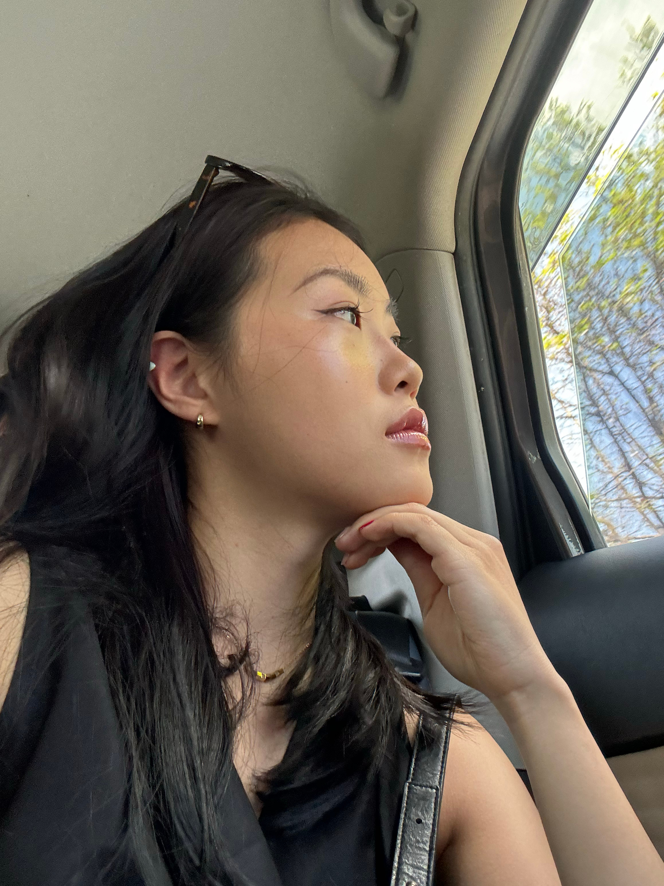 和好朋友去吃汉堡包了，开心！（晒黑了好漂亮） ​​​