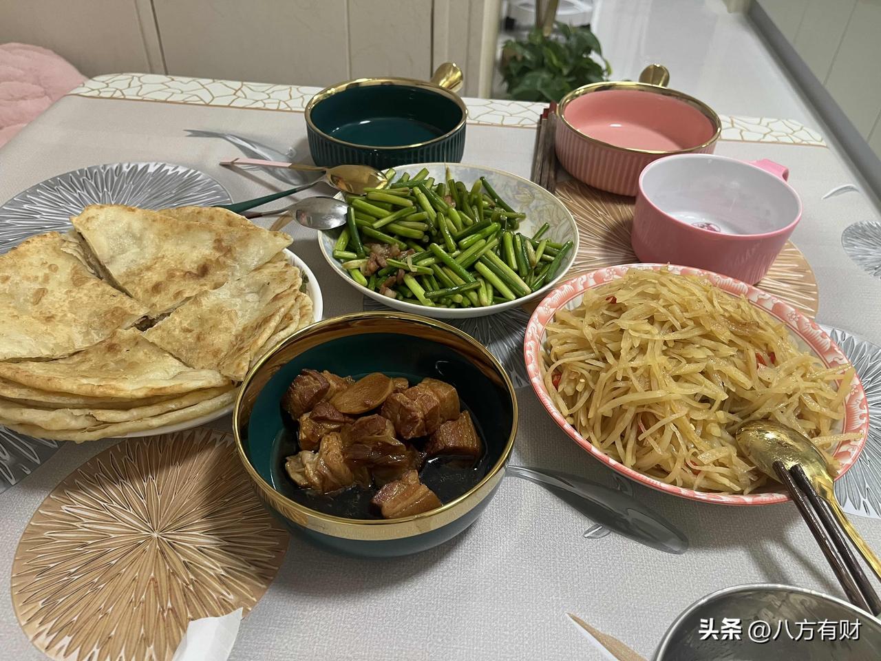 大家上班的公司有工作餐吗?有，昨天刚发过[爱慕]再发一次，馋馋你们[呲牙]现制工