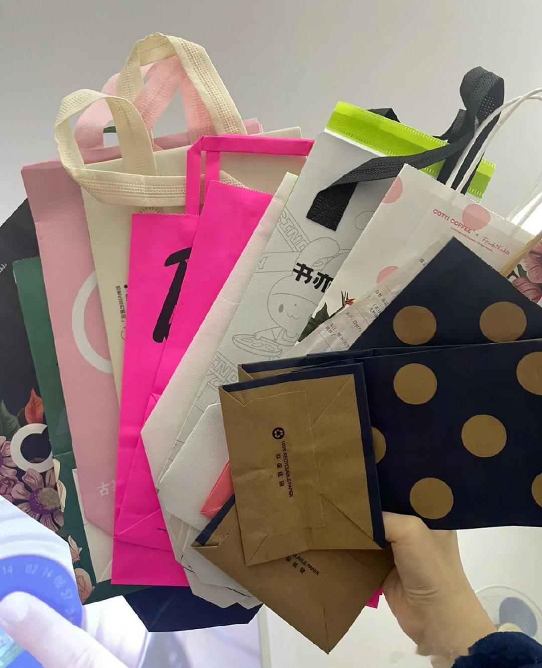 #人一旦拎着袋子上班那基本就定型了#咱就是说身为打工人真的是太真实了，而且提着袋