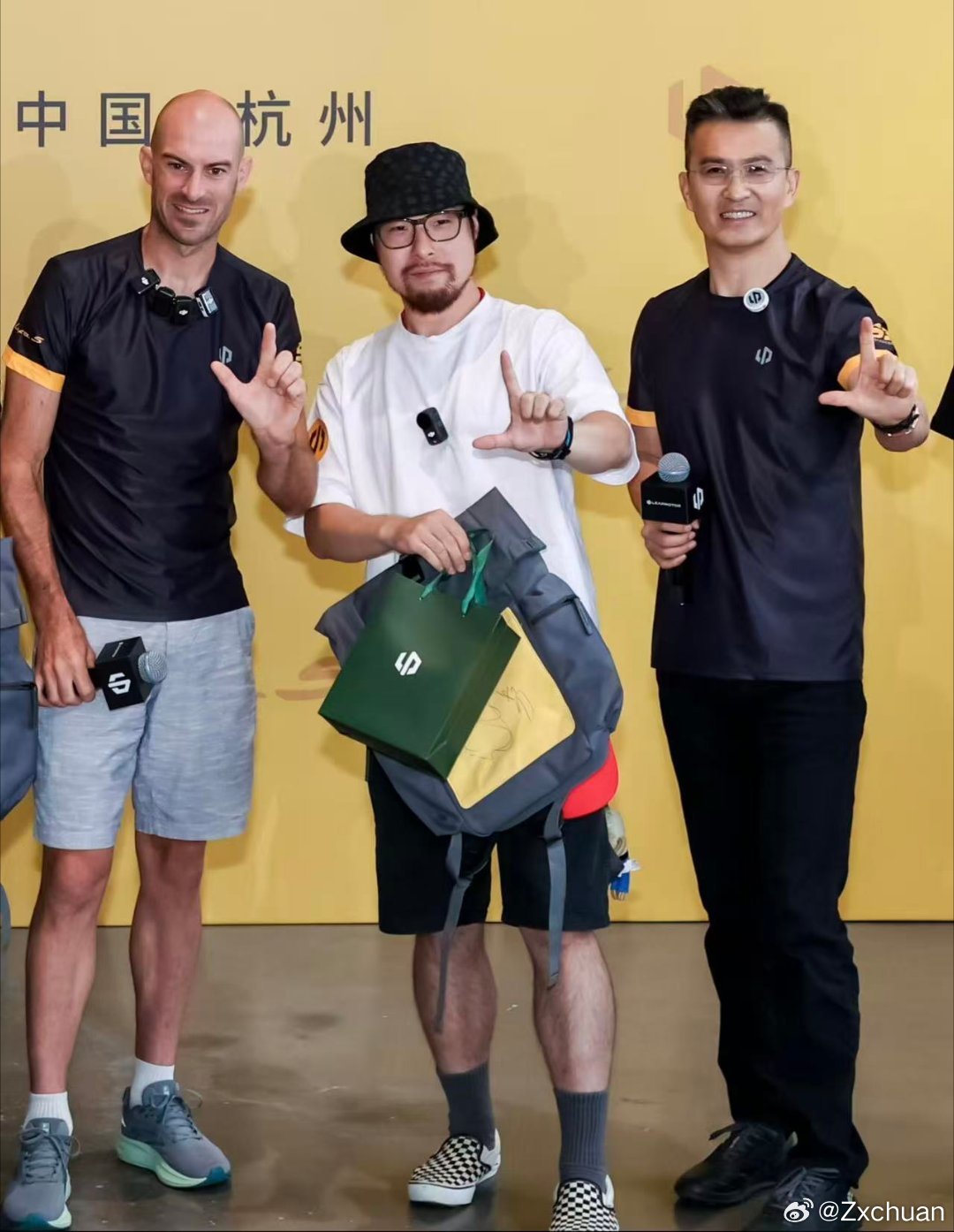 德比斯牙哥终于正式见面全国各地赶来的车友齐聚一堂，台上三代车手同框，台下是满腔热
