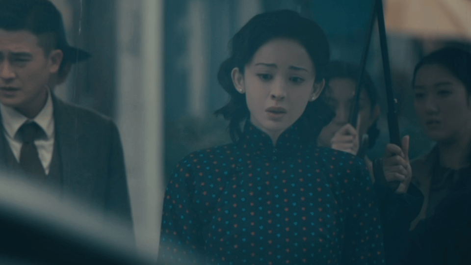 娜扎想刀人的眼神藏不住金宝这个角色的破碎感全在眼睛里，小姨娘离世之后，娜扎的眼神