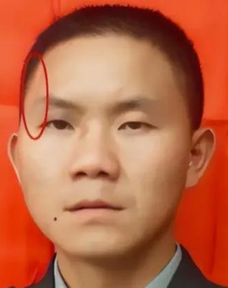 藏在军徽下的英雄！一道疤痕，揭开6年前列车勇斗歹徒的热血往事
 
2007年，军