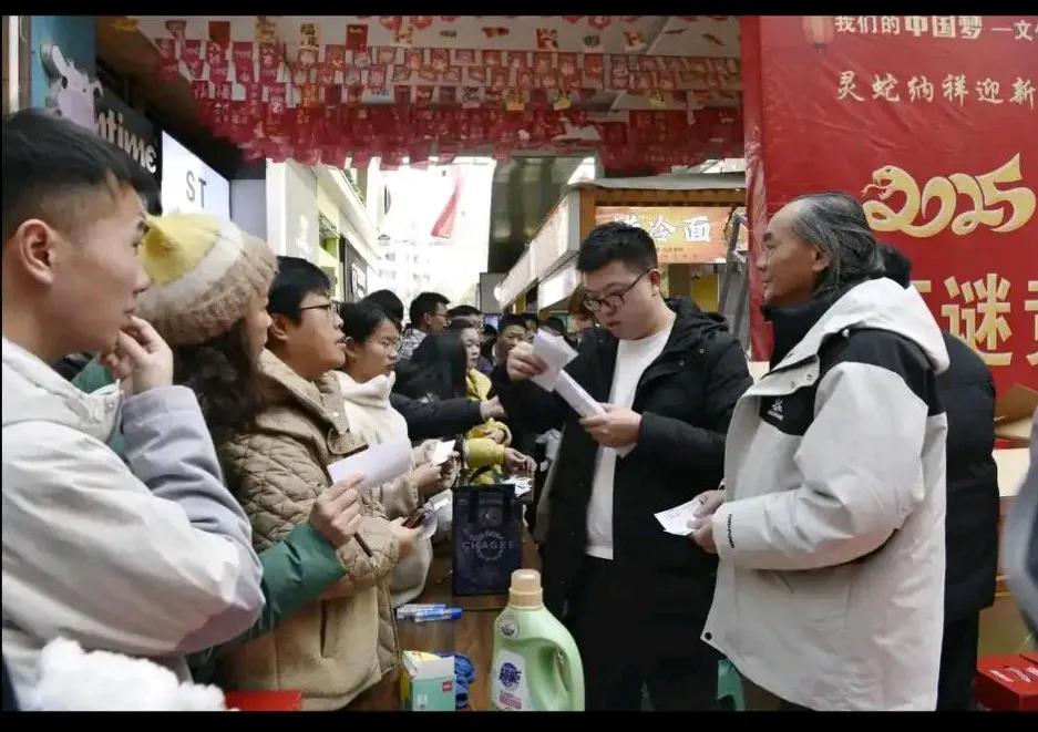 今天市北宣传部在社区举办正月十五猜“灯谜”活动，我猜中2个，一个谜面是：小鸡又跑