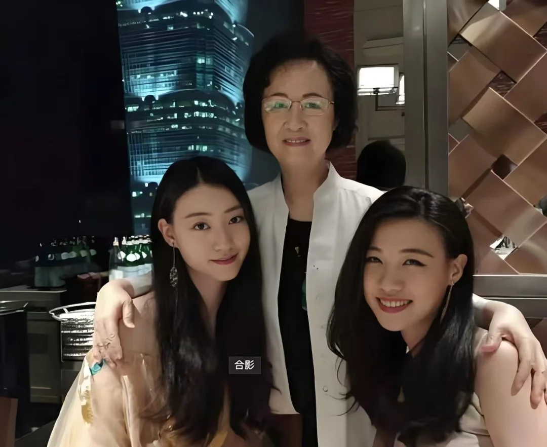 琼瑶的两个孙女，还长得挺像奶奶的！