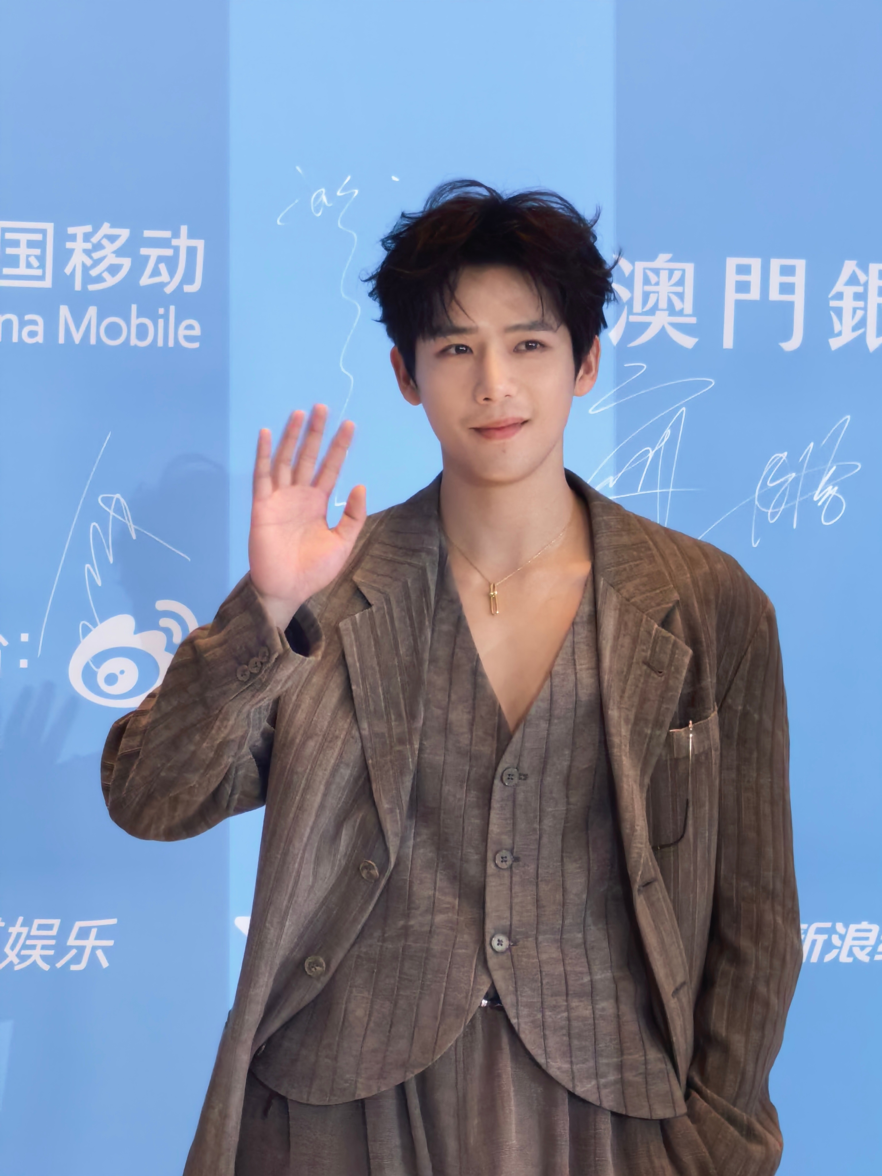 王安宇尖叫之夜红毯  王安宇红毯生图直出！美拉德系老王哥