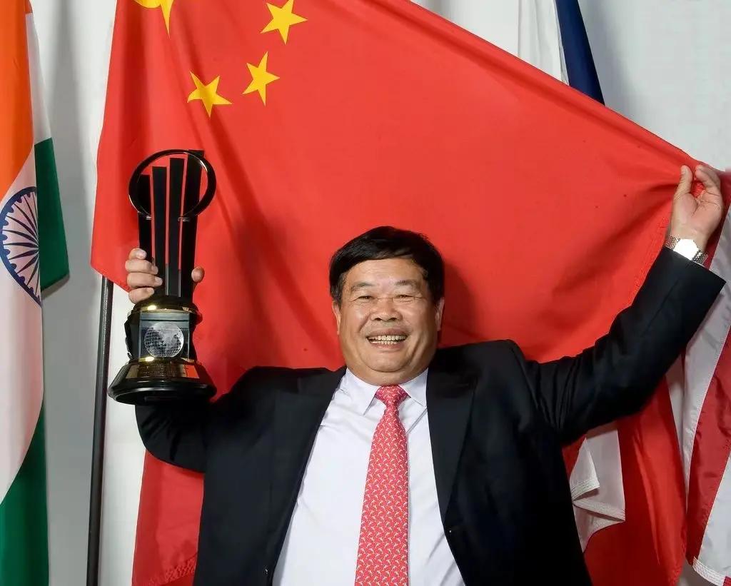 2017年，曹德旺与法国人签价值10亿的合同时，一位法国高管开了个侮辱中国的玩笑