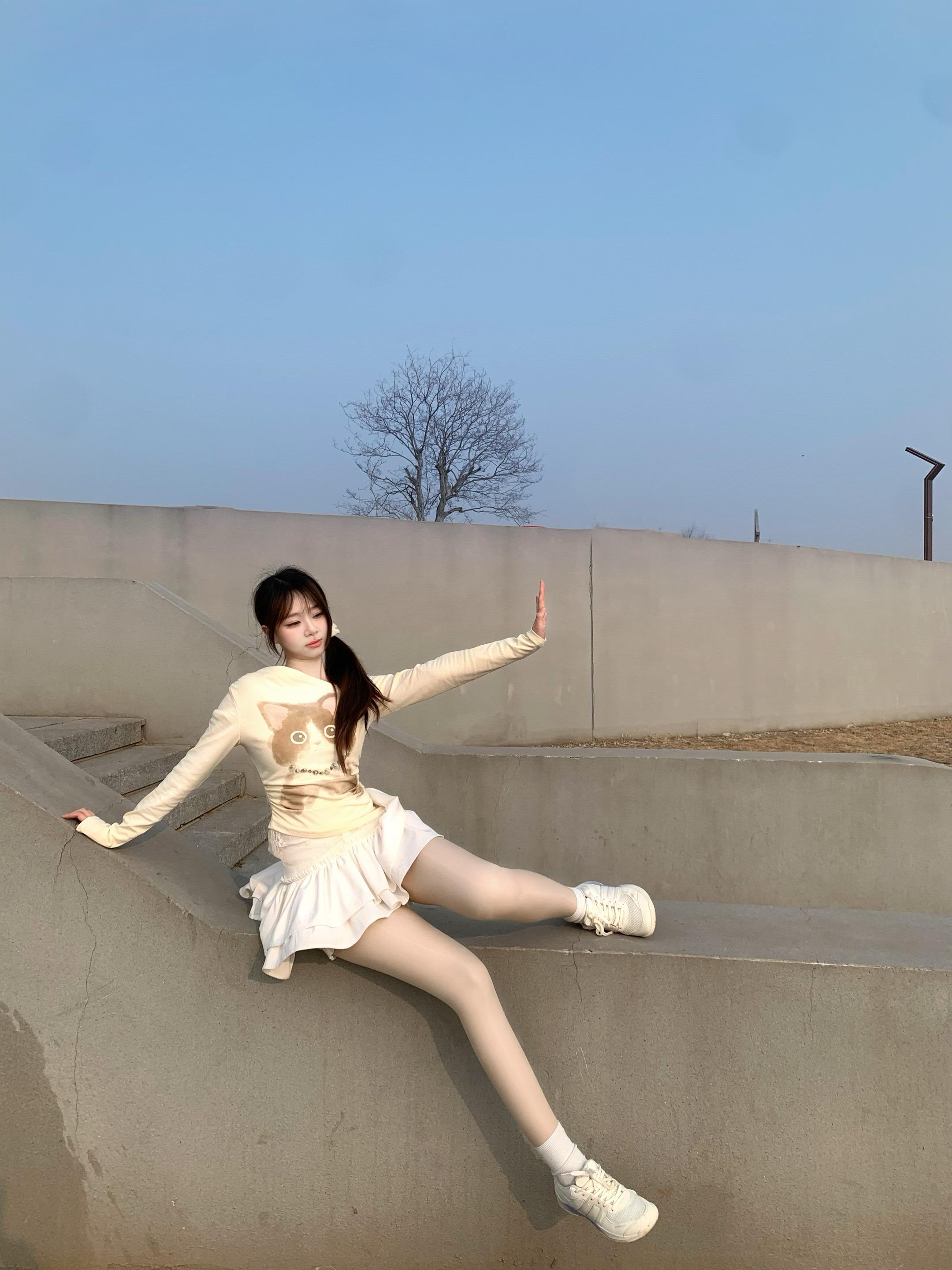 宝宝肚肚打雷啦。