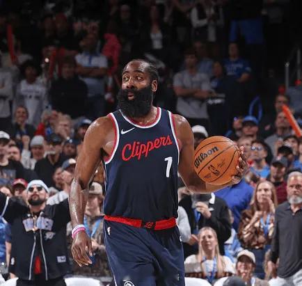 快船今天出现失误24次，被雷霆利用失误得到32分今天NBA常规赛雷霆主场对阵快船