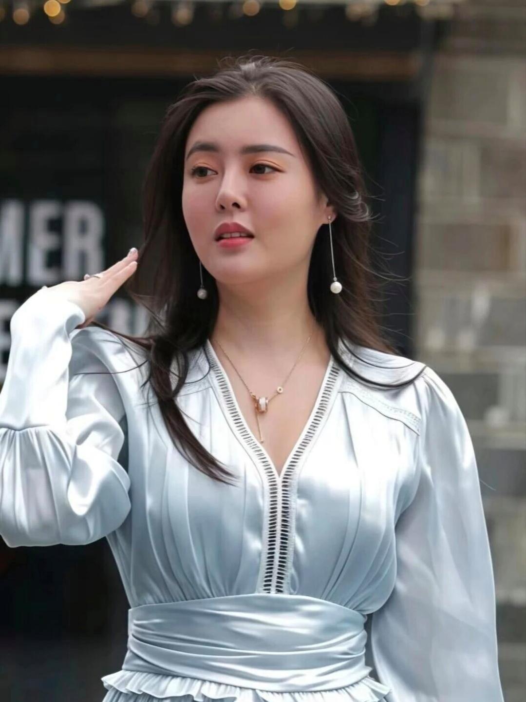 自带柔光滤镜的奶蓝色缎面长裙真的戳中所有温柔审美！顺滑垂坠的缎面面料自带细腻光泽
