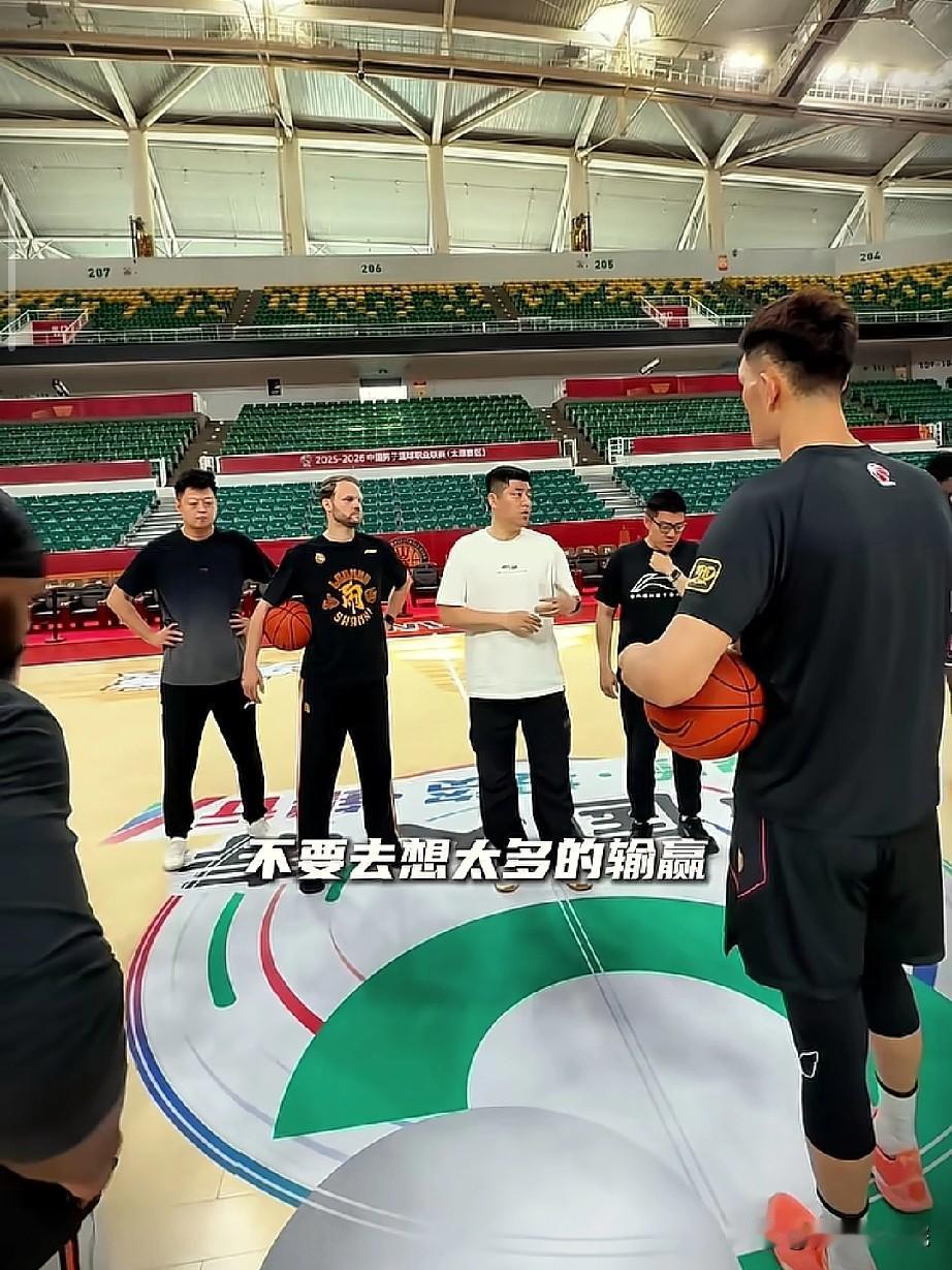 潘江指导赛前训话，不要太在乎输赢！

山西对阵广厦的G2赛前，山西队主教练潘江指