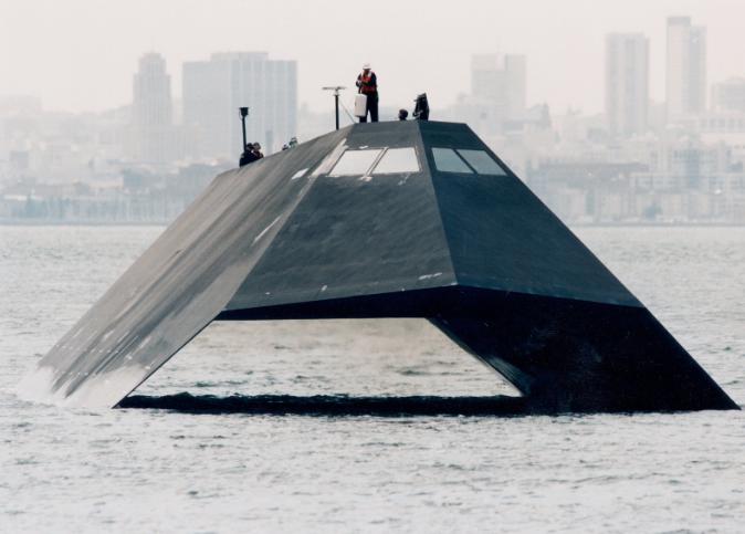 洛马公司设计的海影”（Sea Shadow）隐身舰，看着像水上不会起飞的“飞机”