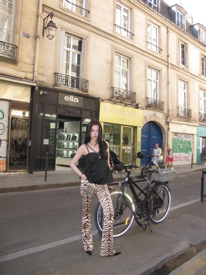 虞书欣到底要打卡多少自行车虞书欣又和自行车合照了 虞书欣到底要打卡多少自行车 