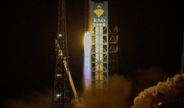 凌晨传来捷报！长征十二号再立新功，27组低轨卫星顺利入轨
