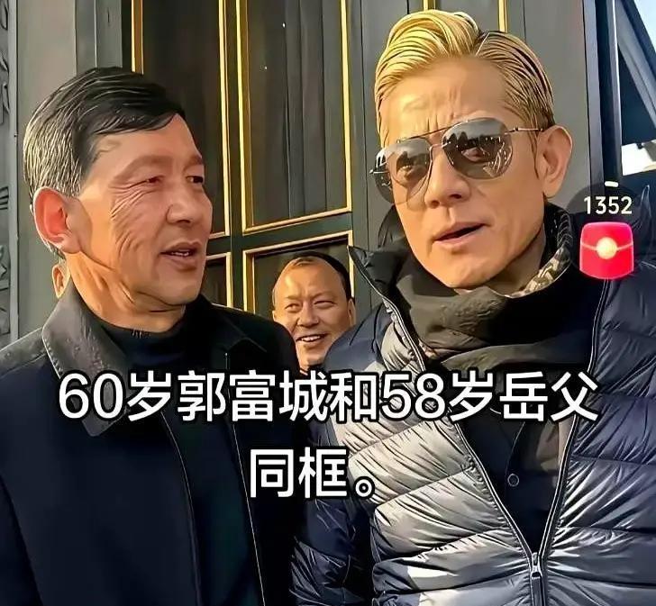 天王郭富城在迪士尼排队2小时，跟普通游客挤着玩过山车！
穿洗得发白的黑卫衣，鸭舌