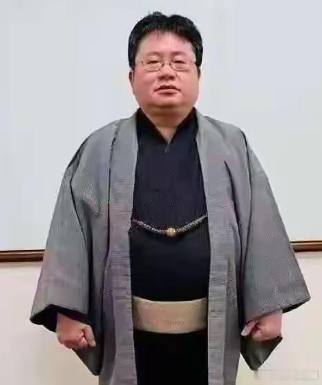 认清这个人，他是日本人矢板明夫， 他原名叫荆涛，出生于天津曾是中国人，他的父亲是