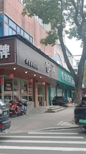 三线小城，一线物价！吃个快餐30块，还没吃好

三线小城市，一线城市的物价。

