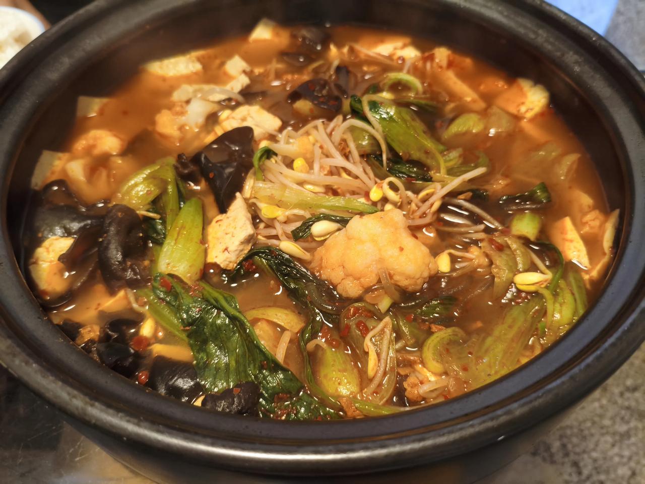 今天周末，老张不上班，起来有点晚，8点多才吃早餐。

吃完早饭，两个人相伴着去河