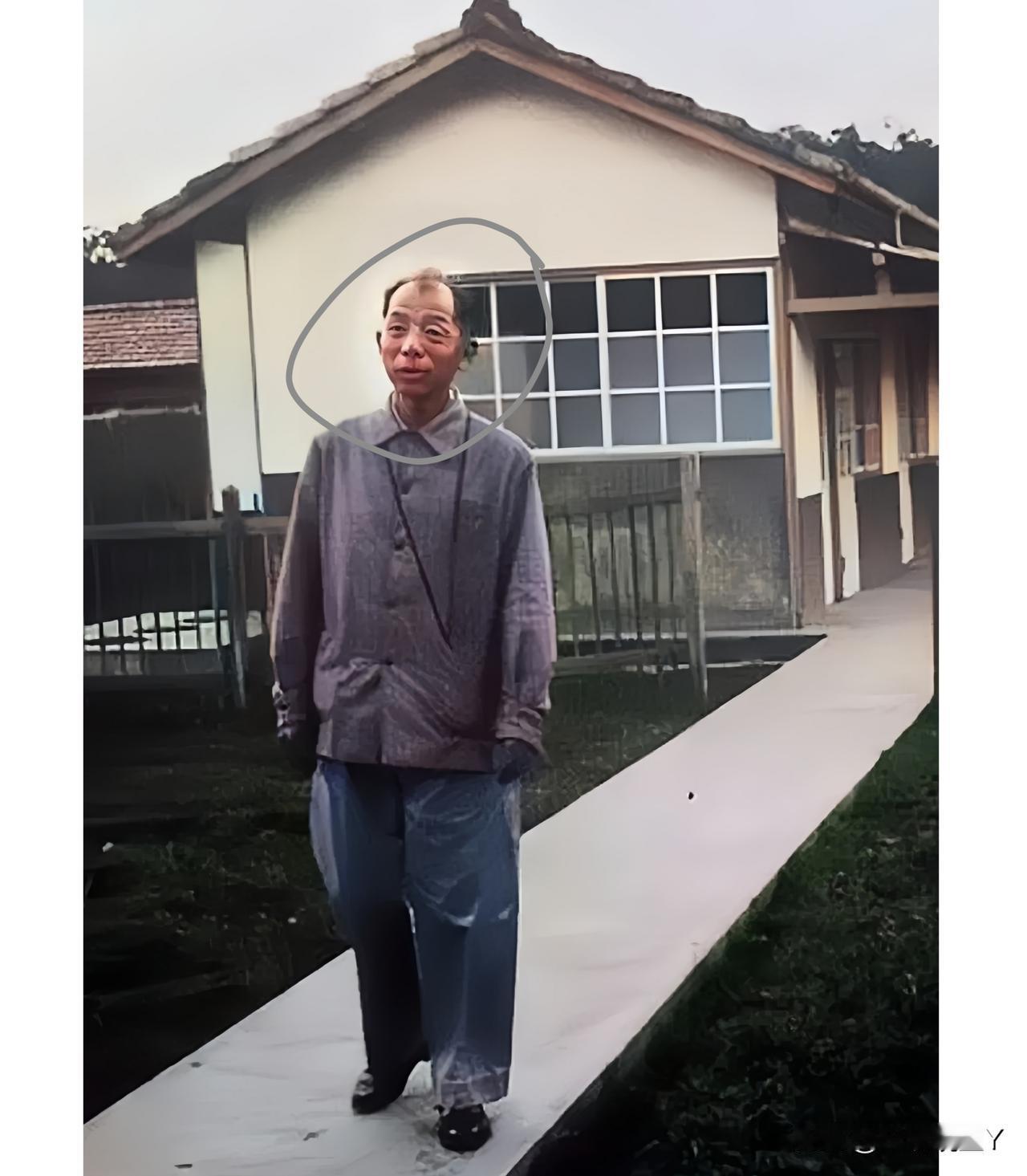 一张老照片，拍摄于上世纪五十年代的台湾。这不是演戏，这才是他当时的真实样貌，都看