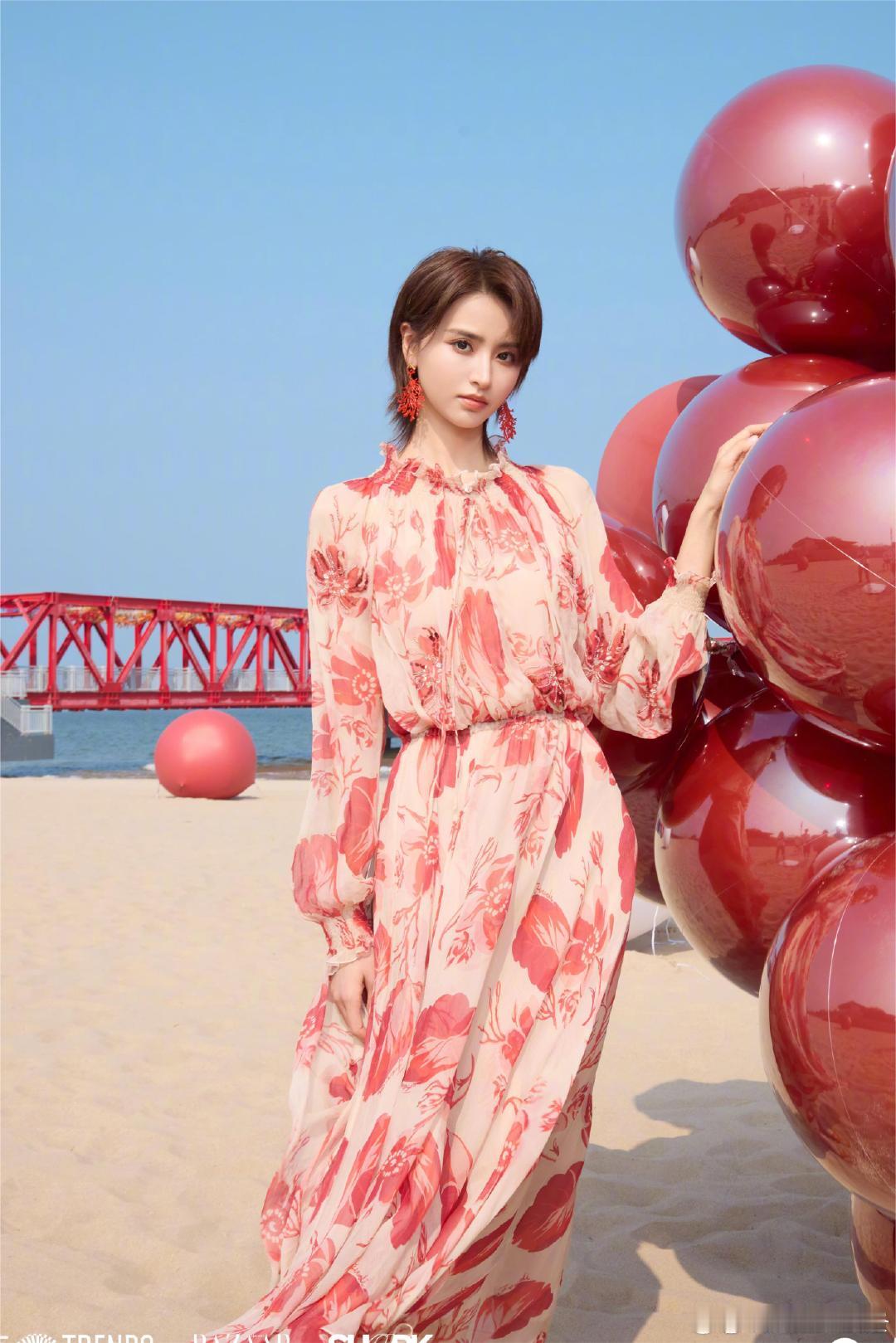 金子涵退圈后首个活动金子涵超短发造型 金子涵在宣布退圈后参加首个时尚活动，红棕色