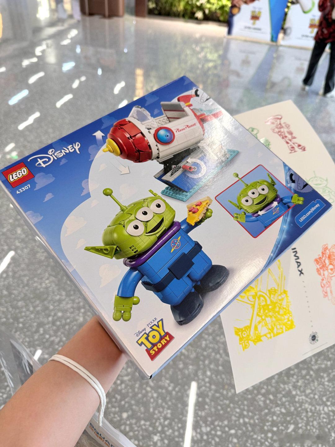 来看toy5 抽中了乐高！！！好幸运！！！！电影特别棒！嘴上说着toy3就是最好