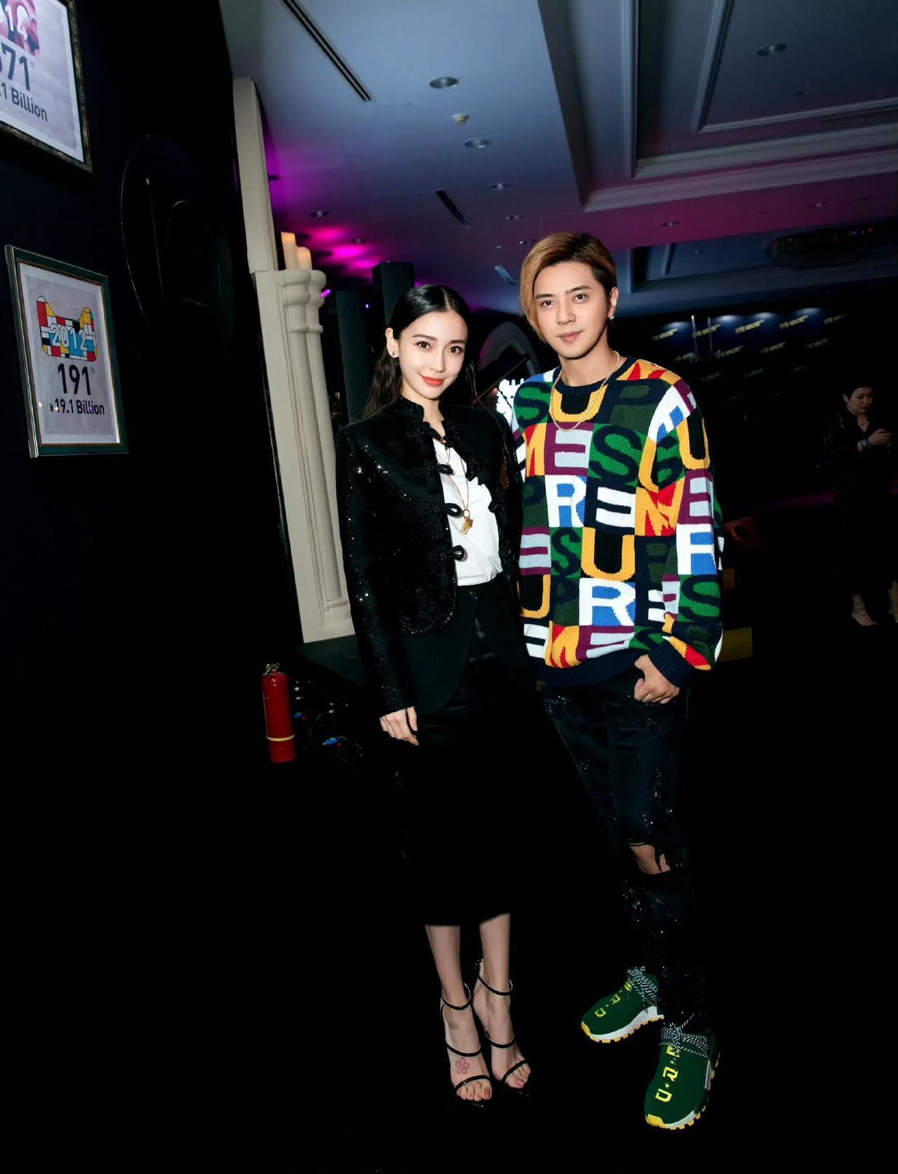 照片中两位都是俊男靓女啊！左边的杨颖是出生于85后的影视演员，模特！出演过多部热