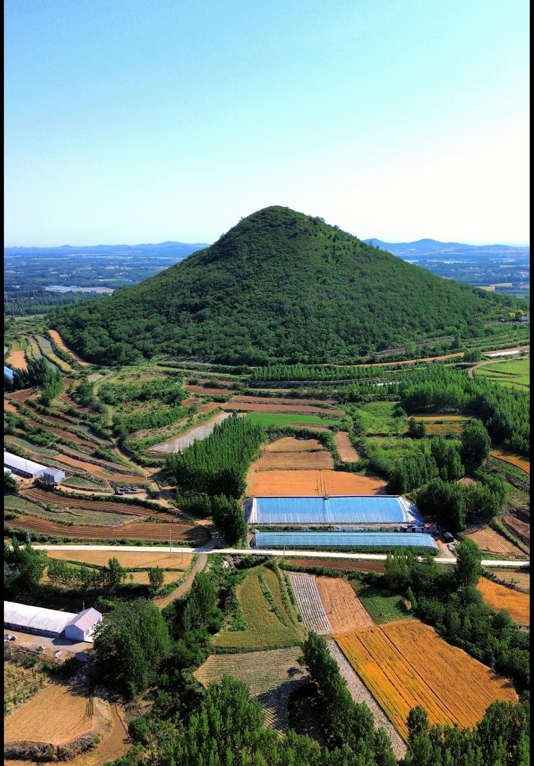 昌乐乔官镇“乔山”介绍：
    乔山位于乔官镇以西约5公里处，海拔约359米，