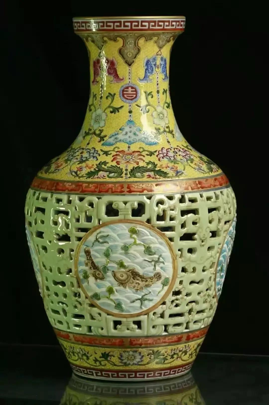 2010年，英国女子把父亲在地摊上买的中国瓷瓶拿去拍卖，在听到离谱的最终成交价后